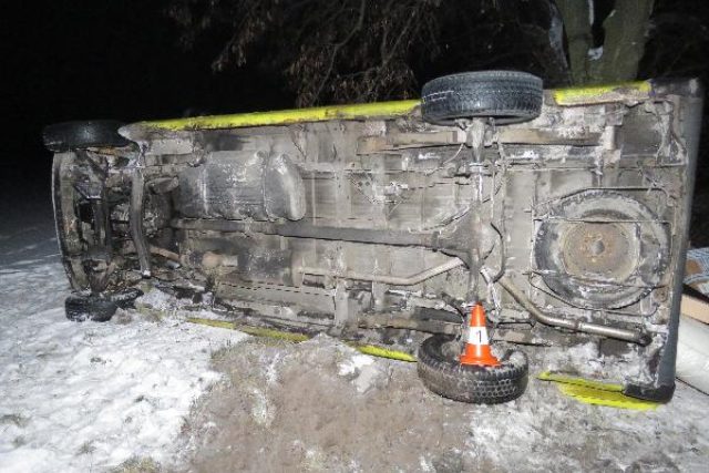 Za volantem s několika promile. Jízdu ukončil kamenný kříž | foto: Policie ČR