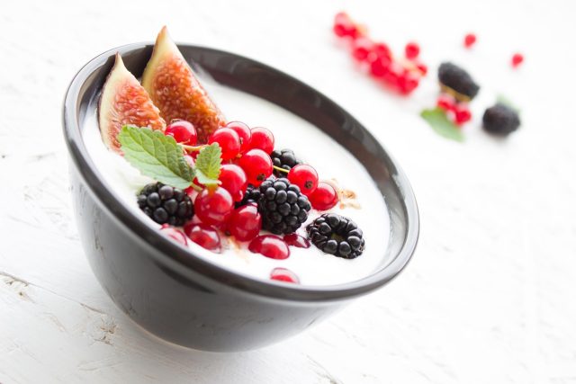 Jogurt,  fíky,  ostružiny,  rybíz | foto: Fotobanka Pixabay