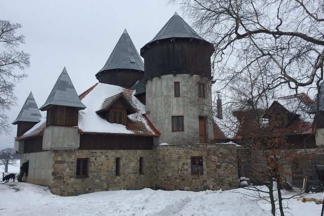 Šikovný tesař Martin Zeman si v 21. století postavil na Žacléřsku středověký hrad | foto: Blanka Malá,  Český rozhlas