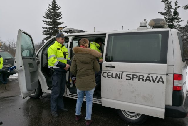 Celní správa pokutuje řidičku bez dálniční známky | foto: Luděk Hubáček,  Český rozhlas