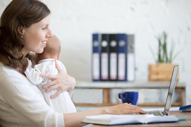 Žena s dítětem u počítače | foto: Shutterstock
