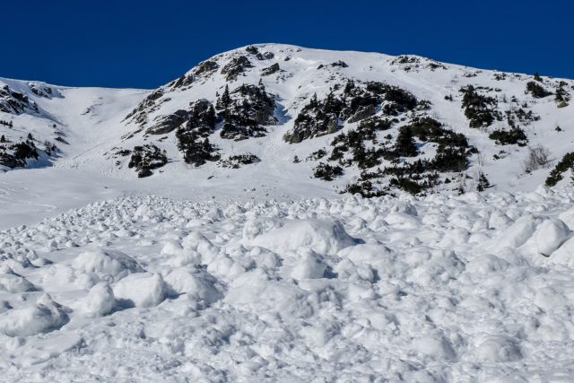 Do Malé kotelní jámy v Krkonoších spadla v polovině února zatím největší lavina letošní zimy. Snímek čela laviny z 27. února,  které bylo vysoké 1, 8 metru | foto: ČTK