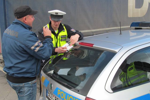 Pokud se řidič dopustí přestupku,  policisté ho musí zastavit a záležitost s ním vyřešit | foto: Zdeněk Zajíček,  Český rozhlas