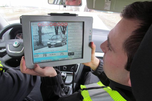 Policejní dopravní hlídky používají služební vozidla s radarem. Ten zaznamenává rychlost ostatních automobilů,  přestupky se také natáčí na videokameru | foto: Zdeněk Zajíček,  Český rozhlas