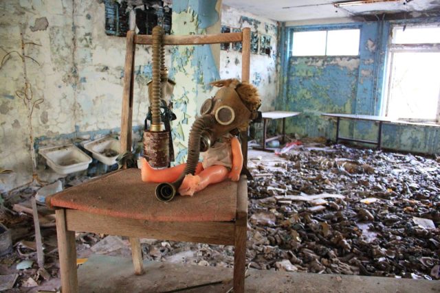 Fotogenická panenka v plynové masce v místnosti plné rozsypaných plynových masek je dílem turistů toužících po dramatickém záběru. Takovýchto aranží je v zóně mnoho | foto: Tomáš Zelenka