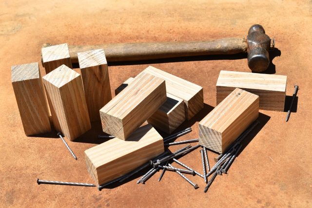 Kladívko a dřevěné špalíčky  (ilustrační foto) | foto: Fotobanka Pixabay