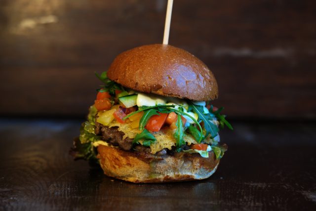 Chuť burgeru může kromě zeleniny doladit třeba sýr | foto: Pavel Koutník