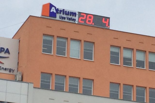 Trutnov má znovu velkoformátové hodiny. Ukazují čas,  teplotu i jak daleko mají lidé do výplaty | foto: Tomáš Lörincz,  Český rozhlas