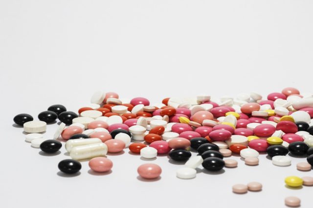 Pilulky - drogy - léky | foto: CC0 Public domain,   pixabay.com