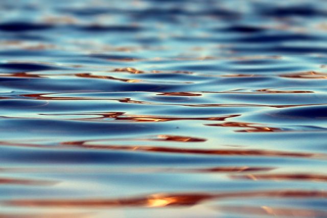 Voda,  základ života. Vodní hladina | foto: Fotobanka Pixabay