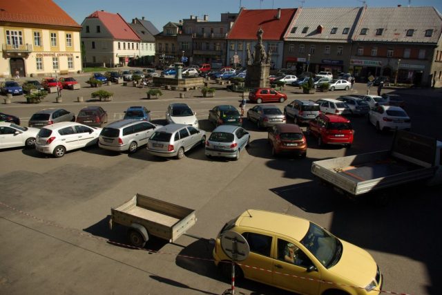 Náměstí Míru v Sobotce je plné aut | foto: Vladislava Wildová,  Český rozhlas