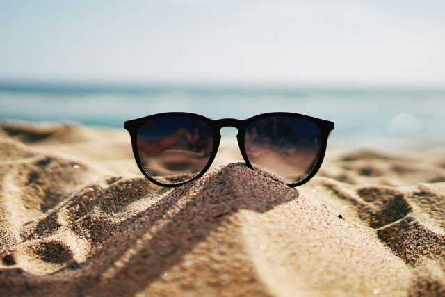 Každý by měl mít v létě na slunci nasazeny sluneční brýle  (ilustrační foto) | foto: CC0 Public domain