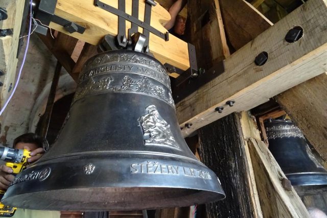 Do kostela ve Stěžerách se po 75 letech vrátil zvuk dvou zvonů | foto: OÚ Stěžery