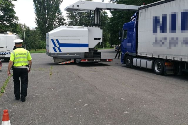 V Hradci Králové se celníci a policisté zaměřili na kontrolu kamionů | foto: Policie ČR