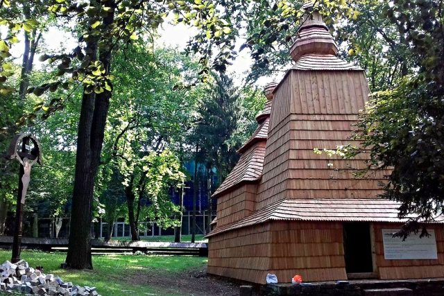 Starobylý dřevěný kostelík v hradeckých Jiráskových sadech září novotou. To se neobešlo bez diskuzí | foto: Marika Konárková