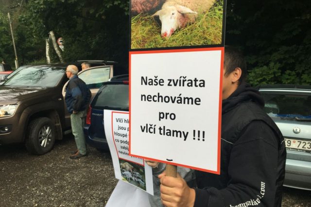 Téměř stovka rozčilených farmářů narušila seminář Vlčích hlídek. Žádají regulaci populace vlků na Broumovsku | foto: Václav Plecháček,  Český rozhlas