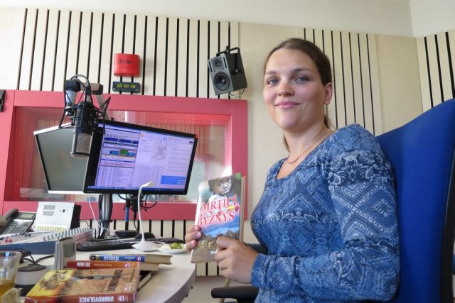 Spisovatelka a cestovatelka Hana Hindráková se svou novou knihou Smrtící byznys | foto: Milan Baják,  Český rozhlas
