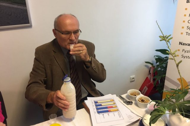 Výzkumný pracovník hradecké univerzity Miloš Jelínek právě předvádí potravinový doplněk v praxi | foto: Ondřej Vaňura,  Český rozhlas
