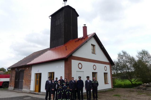 Dobrovolní hasiči z Žirče už nemusí chodit do kadibudky. V novém zázemí nechybí také kuchyňka a sprcha | foto: Miroslava Kameníková