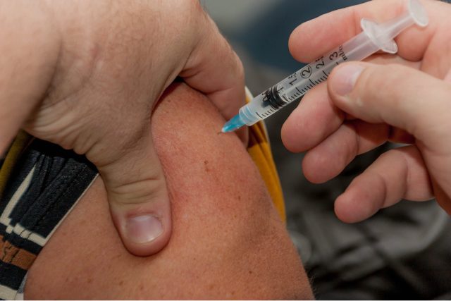 Jestli se chcete nechat očkovat proti chřipce,  neměli byste to odkládat  (ilustrační foto) | foto: Fotobanka Pixabay