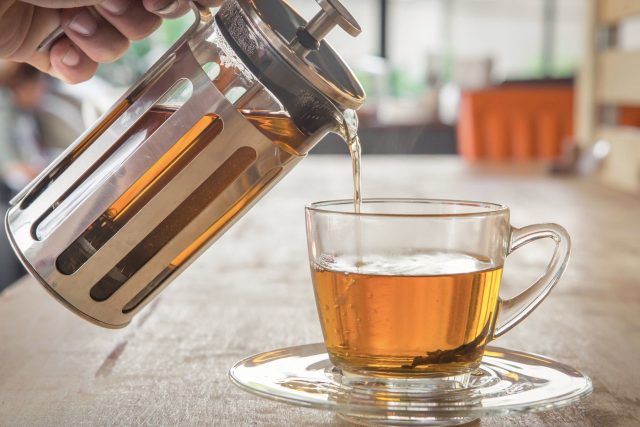 Letní záněty močových cest. Dodržujte pitný režim a uvařte si bylinkový Zlatý čaj  (ilustrační foto) | foto: Fotobanka Profimedia