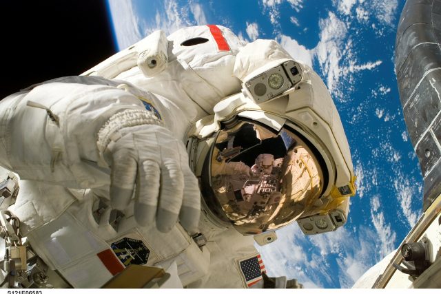 Astronaut ve vesmíru  (ilustrační foto) | foto: Licence Public domain CC0,  Fotobanka Pixabay