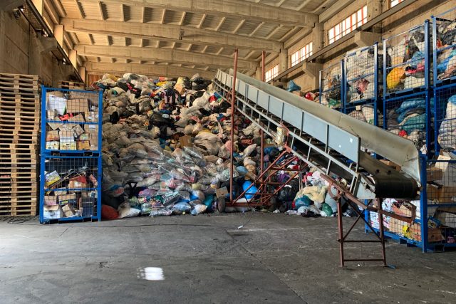 V broumovské Diakonii se nahromadilo zhruba 800 tun textilu | foto: Václav Plecháček,  Český rozhlas