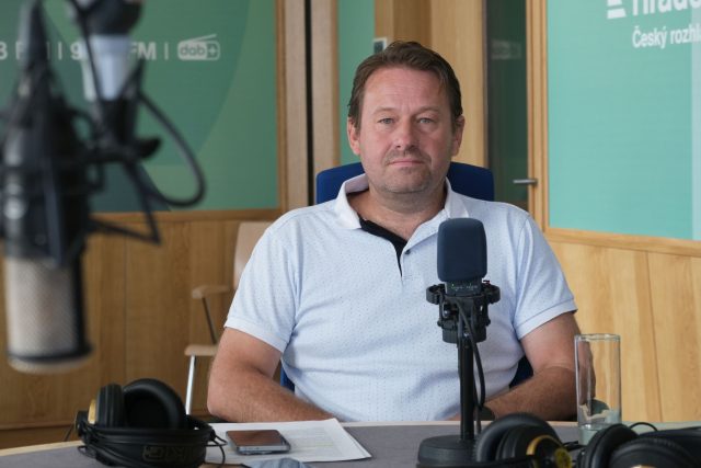 Pavel Steklý ve studiu Českého rozhlasu Hradec Králové | foto: Milan Baják,  Český rozhlas