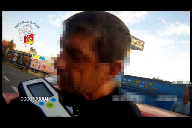 Cizinec se při silniční kontrole na Úpicku snažil podplatit policisty a měl jim i vyhrožovat | foto: Policie České republiky