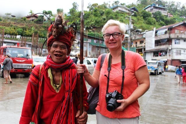 Filipíny,  ostrov Luzon,  muž v domorodém oblečení. Fotografii uvádím slovy: Najdi pět rozdílů | foto: Ludmila Žlábková