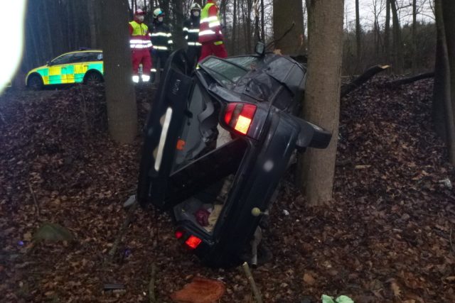 Po vážné dopravní nehodě u Přepych bohužel zemřel řidič osobního vozidla | foto: HZS Královéhradeckého kraje