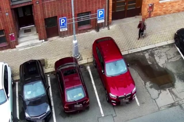 Alkoholové řádění. Opilý muž v Hradci způsobil na zaparkovaných vozidlech škodu za desetitisíce | foto: Policie České republiky