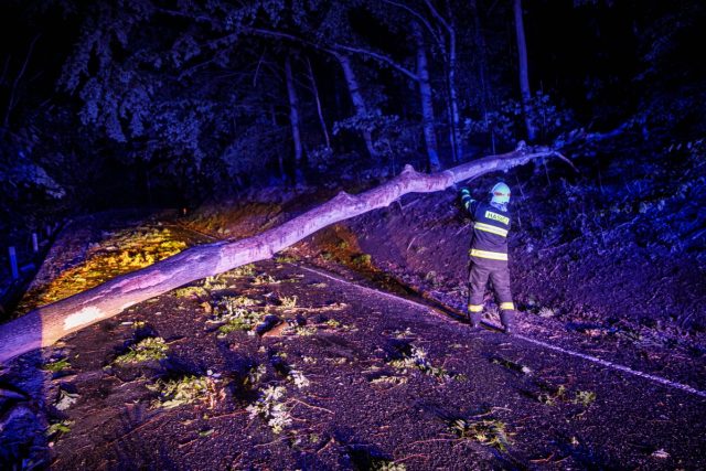 Rušnou noc kvůli bouřce měli v Královéhradeckém kraji hasiči | foto: HZS Královéhradeckého kraje