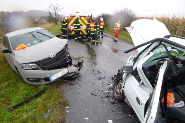 Dopravní nehoda dvou osobních vozidel,  která se střetla na silnici mezi obcemi Librantice a Libníkovice | foto: HZS Královéhradeckého kraje