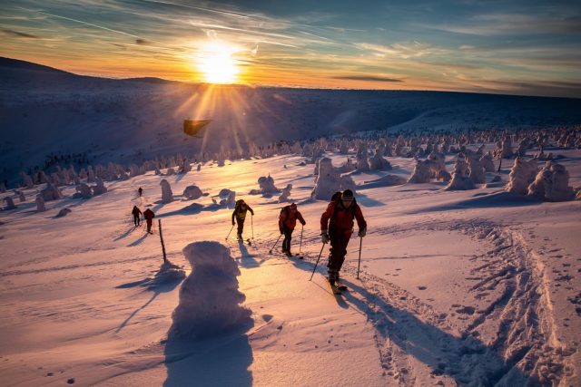 Hasiči cvičí v Krkonoších záchranu osob v zimním nepřístupném terénu | foto: HZS Královéhradeckého kraje