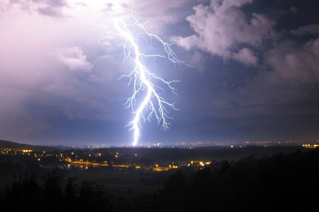 Blesk rozčísl noční oblohu | foto: Český hydrometeorologický ústav