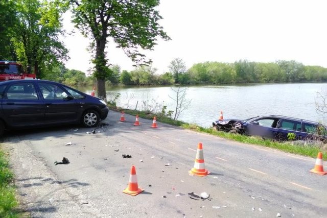 Po dopravní nehodě dvou aut skončilo jedno v rybníku | foto: HZS Královéhradeckého kraje