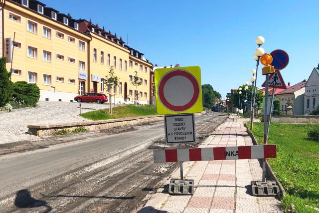 Silničáři konečně začali s opravou hlavního dopravního tahu v Žacléři | foto: Kateřina Kohoutová,  Český rozhlas