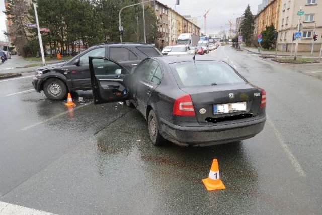 Střet dvou vozidel na světelné křižovatce v Hradci Králové | foto: Policie České republiky