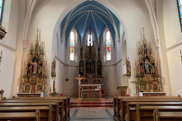 Oltáře v novogotickém kostele svatého Petra a Pavla v Trutnově Poříčí čeká kompletní obnova | foto: Jana Házová,  Český rozhlas