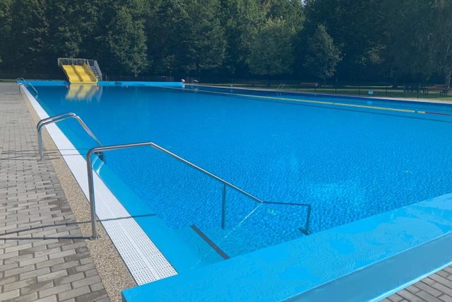 Ve Vamberku po dvou letech otevřeli venkovní koupaliště s opraveným bazénem a novou skluzavkou | foto: Jakub Vik