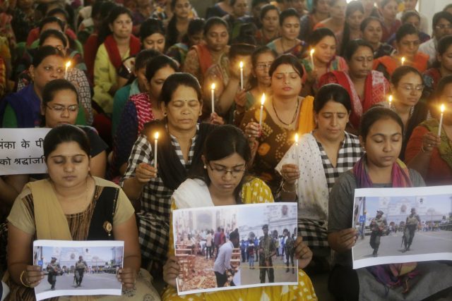 Modlitby za oběti výbuchů na Srí Lance | foto: Ajit Solanki,  ČTK/AP