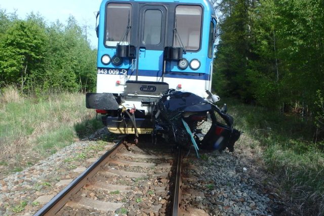 Střet osobního vozidla a vlaku na přejezdu v katastru Bílé Třemešné  | foto: HZS Královéhradeckého kraje