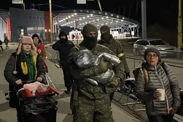 Na slovensko-ukrajinskou hranici neustále přichází lidé prchající před válkou | foto: Martin Pařízek,  Český rozhlas