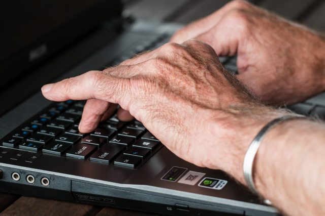Výzkum mezi seniory se zaměřil na digitální propast mezi generacemi  (ilustrační foto) | foto: Fotobanka Pixabay