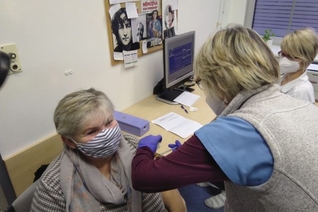 Fakultní nemocnice Hradec Králové dnes zahájila vakcinaci proti COVID-19 | foto: Fakultní nemocnice Hradec Králové