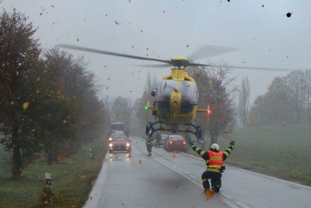 Vrtulník přiletěl pro řidiče zraněného při dopravní nehodě u Rybné nad Zdobnicí na Rychnovsku | foto: HZS Královéhradeckého kraje