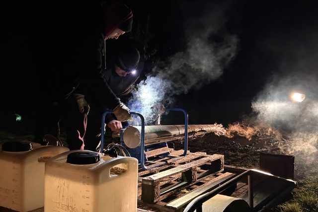 Ovocnáři z Dolan chrání úrodu před mrazy speciálním přístrojem tvořícím mlhu | foto: Václav Plecháček,  Český rozhlas