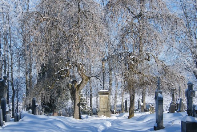 Hřbitov ve Vysokém nad Jizerou v zimě  (ilustrační foto) | foto: Fotobanka Pixabay