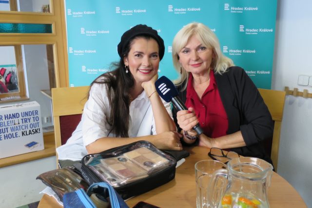 Lucía Gibodová Hrušková v rozhlasové kavárně spolu s Ladou Klokočníkovou | foto: Milan Baják,  Český rozhlas